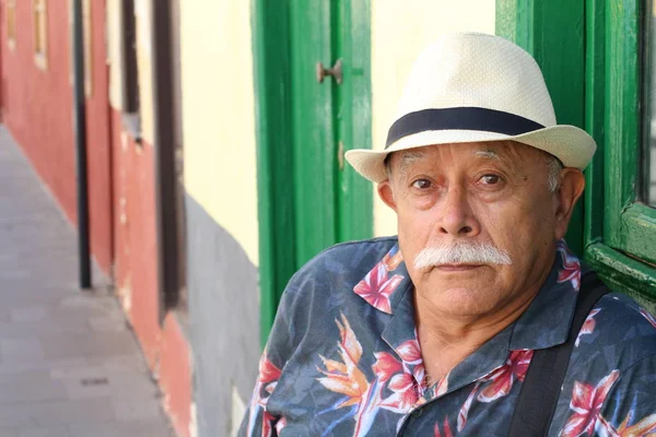 Tender Uomo Anziano Indossa Cappello Seduto All Aperto Durante Giorno — Foto Stock