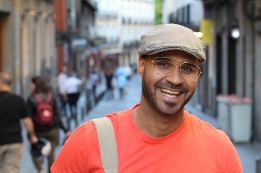 Açık havada gülümseyen eski tarz etnik adam.