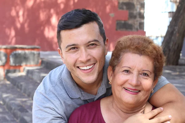 Hispanic Senior Kvinna Med Sin Son — Stockfoto