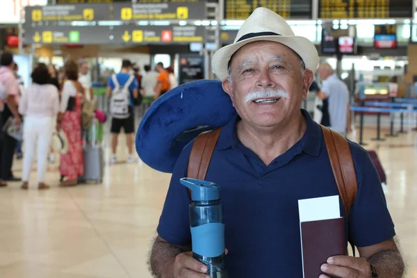 Homem Hispânico Sênior Com Mochila Aeroporto — Fotografia de Stock