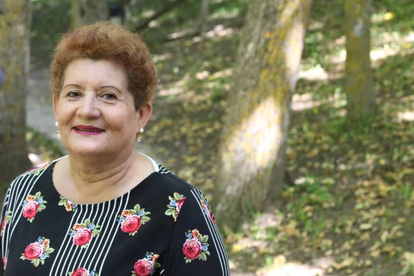 Retrato Uma Mulher Madura Bonita Parque — Fotografia de Stock