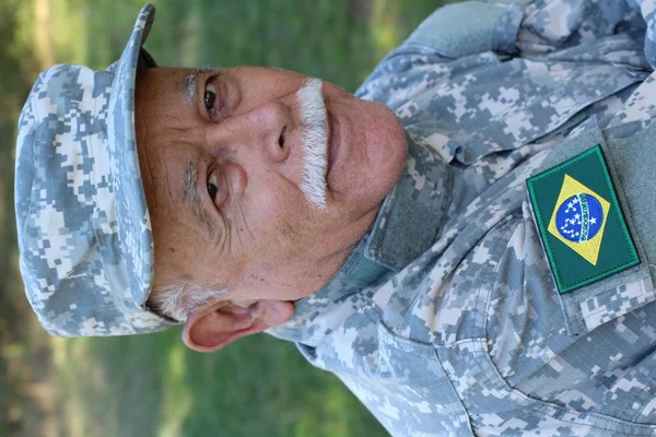 Veteran Soldat Tittar Kameran — Stockfoto
