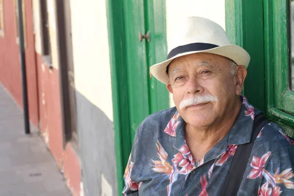 Нежный Пожилой Человек Шляпе Сидящий Улице Днем — стоковое фото