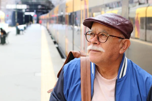 火车站的西班牙裔老人 — 图库照片