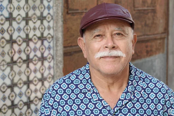 Homem Hispânico Sênior Usando Chapéu Retrato Livre — Fotografia de Stock