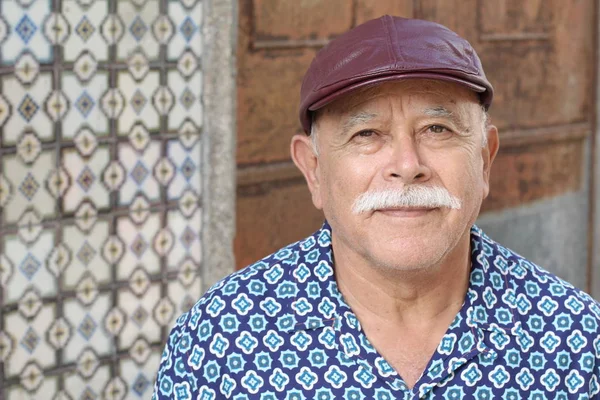 Senior Spaanse Man Draagt Hoed Outdoor Portret — Stockfoto