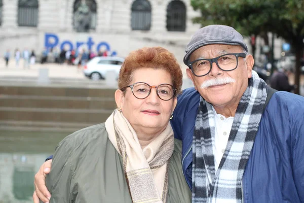 Porto Şehrindeki Mutlu Yaşlı Çiftin Portresi — Stok fotoğraf