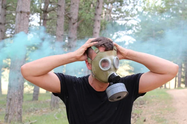 Uomo Che Indossa Maschera Gas Nella Foresta — Foto Stock
