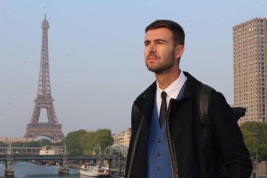 Gündüz vakti Paris caddesinde dikilen sıradan giysili klasik bir beyefendi.