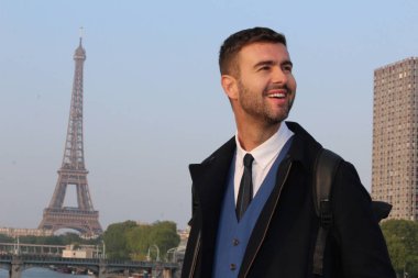 Gündüz vakti Paris caddesinde dikilen sıradan giysili klasik bir beyefendi.