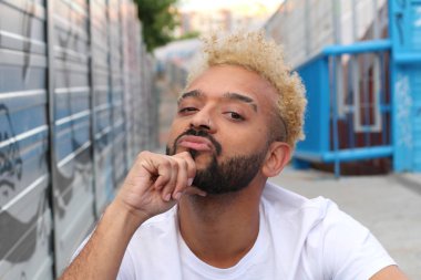 Sokaktaki genç ve şık melez adamın yakın plan portresi.