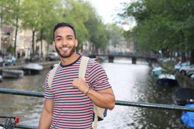 Avrupa caddesindeki yakışıklı genç adamın yakın plan portresi.