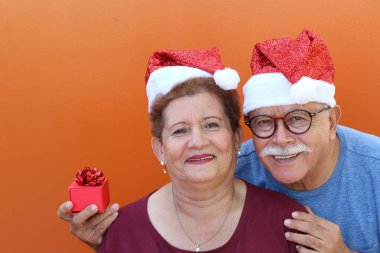 İspanyol kıdemli. Sevdiğine hediyeyle sürpriz yapıyor.