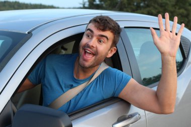 Çekici bir adam araba kullanıyor, yakın plan bir portre.