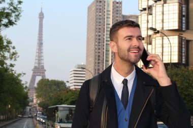 Gündüz vakti Paris caddesinden şık giyinmiş bir beyefendi arıyor.