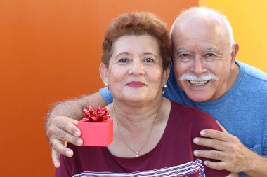 İspanyol kıdemli. Sevdiğine hediyeyle sürpriz yapıyor.