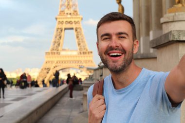 Eyfel Kulesi, Paris 'te selfie çeken neşeli bir adam.