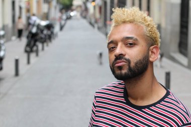 Sokaktaki genç ve şık melez adamın yakın plan portresi.