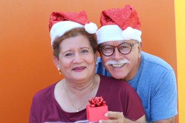 İspanyol kıdemli. Sevdiğine hediyeyle sürpriz yapıyor.