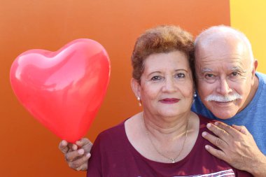 İspanyol kıdemli. Sevdiğine hediyeyle sürpriz yapıyor.