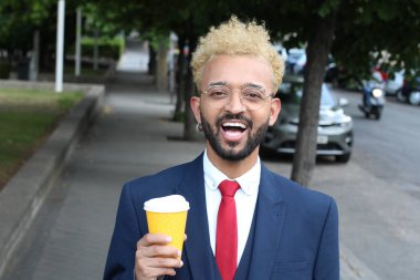 Yakışıklı genç adamın yakın plan portresi.