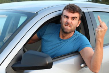 Çekici bir adam araba kullanıyor, yakın plan bir portre.