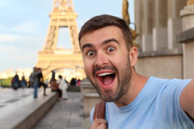 Eyfel Kulesi, Paris 'te selfie çeken neşeli bir adam.