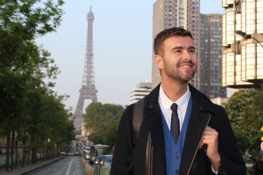 Gündüz vakti Paris caddesinde dikilen sıradan giysili klasik bir beyefendi.