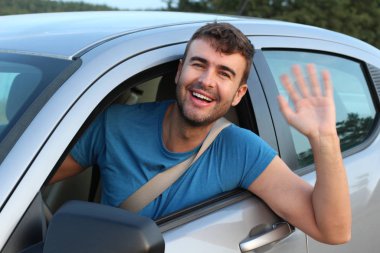 Çekici bir adam araba kullanıyor, yakın plan bir portre.