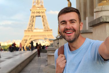 Eyfel Kulesi, Paris 'te selfie çeken neşeli bir adam.