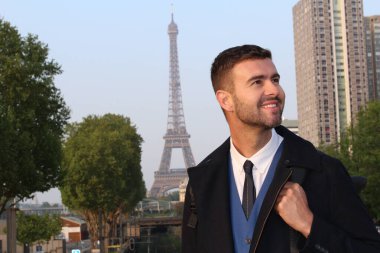 Gündüz vakti Paris caddesinde dikilen sıradan giysili klasik bir beyefendi.