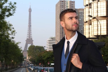 Gündüz vakti Paris caddesinde dikilen sıradan giysili klasik bir beyefendi.