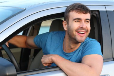 Çekici bir adam araba kullanıyor, yakın plan bir portre.