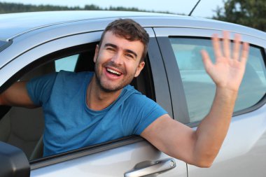 Çekici bir adam araba kullanıyor, yakın plan bir portre.