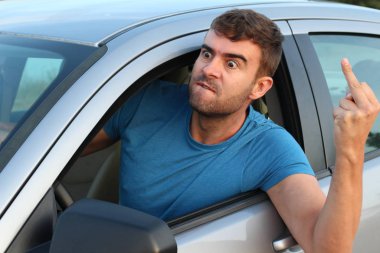 Çekici bir adam araba kullanıyor, yakın plan bir portre.