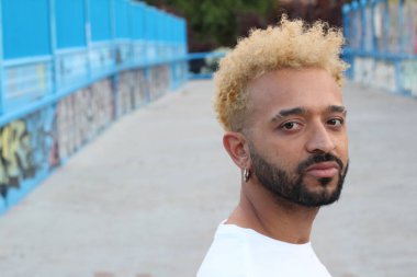 Sokaktaki genç ve şık melez adamın yakın plan portresi.