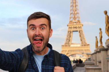 Kendinden geçmiş bir adam Eyfel Kulesi, Paris 'te selfie çekiyor.
