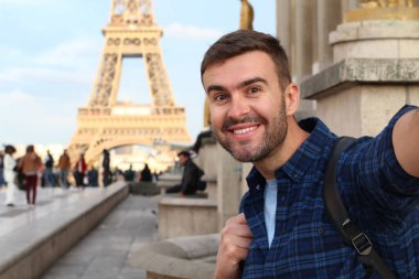 Eyfel Kulesi, Paris 'te selfie çeken neşeli bir adam.