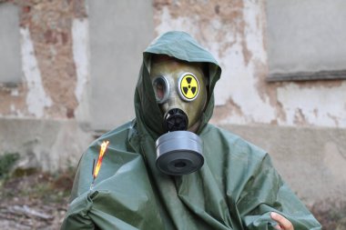 Gaz maskeli bir adamın maytap tutarken çekilen görüntüsü. 