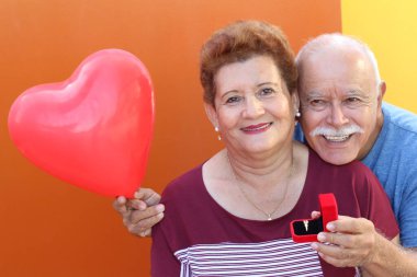 İspanyol kıdemli. Sevdiğine hediyeyle sürpriz yapıyor.