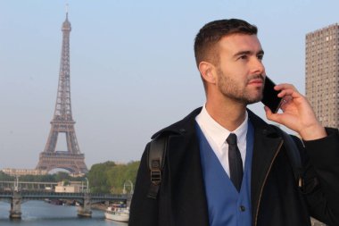 Gündüz vakti Paris caddesinden şık giyinmiş bir beyefendi arıyor.