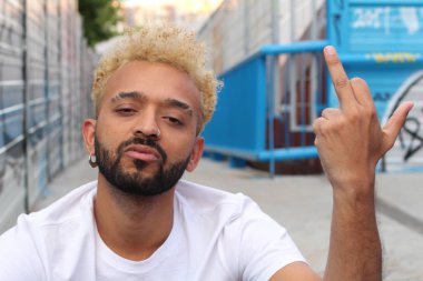 Sokaktaki genç ve şık melez adamın yakın plan portresi.