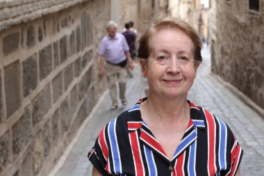 Kollarını kavuşturmuş mutlu genç bir kadının portresi.