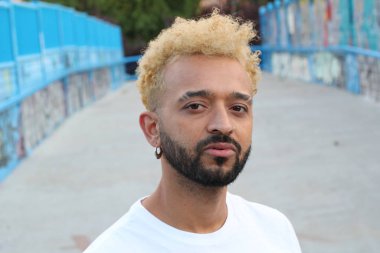 Sokaktaki yakışıklı genç adamın yakın plan portresi.