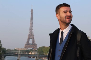 Gündüz vakti Paris caddesinde dikilen sıradan giysili klasik bir beyefendi.