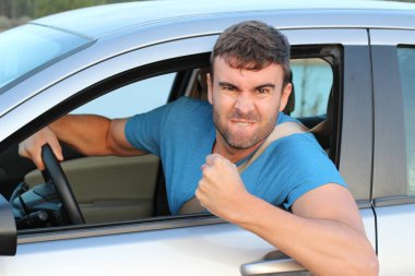 Çekici bir adam araba kullanıyor, yakın plan bir portre.