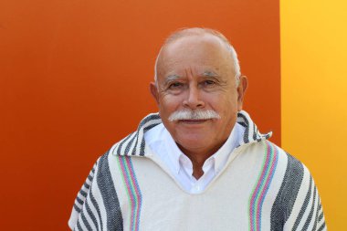 Geleneksel kıyafetleri olan kıdemli İspanyol adam.