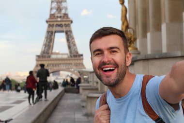Kendinden geçmiş bir adam Eyfel Kulesi, Paris 'te selfie çekiyor.