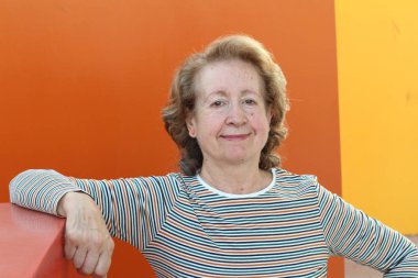 Yüzünde gülümseme olan son sınıf bir kadının portresi.