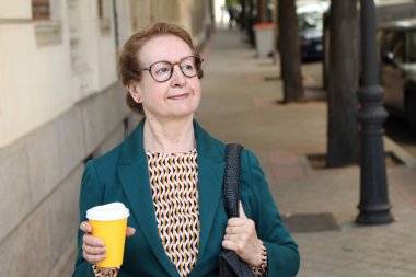 Bir fincan kahveyle siyah elbiseli güzel bir kadının portresi.